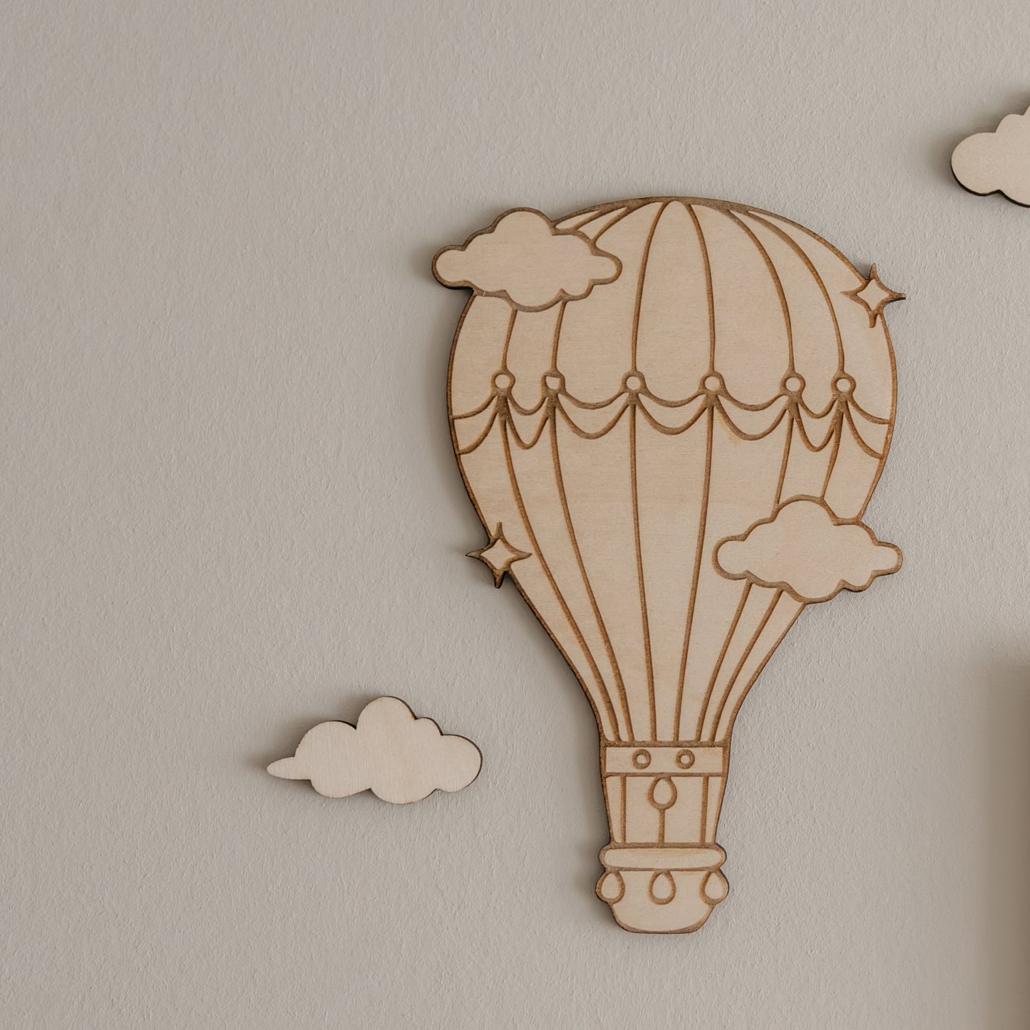 Gegraveerde houten luchtballon als muurdecoratie voor babykamer of kinderkamer van berkenhout