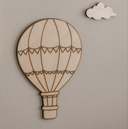 Houten luchtballonnen muurdecoratie voor een neutrale babykamer