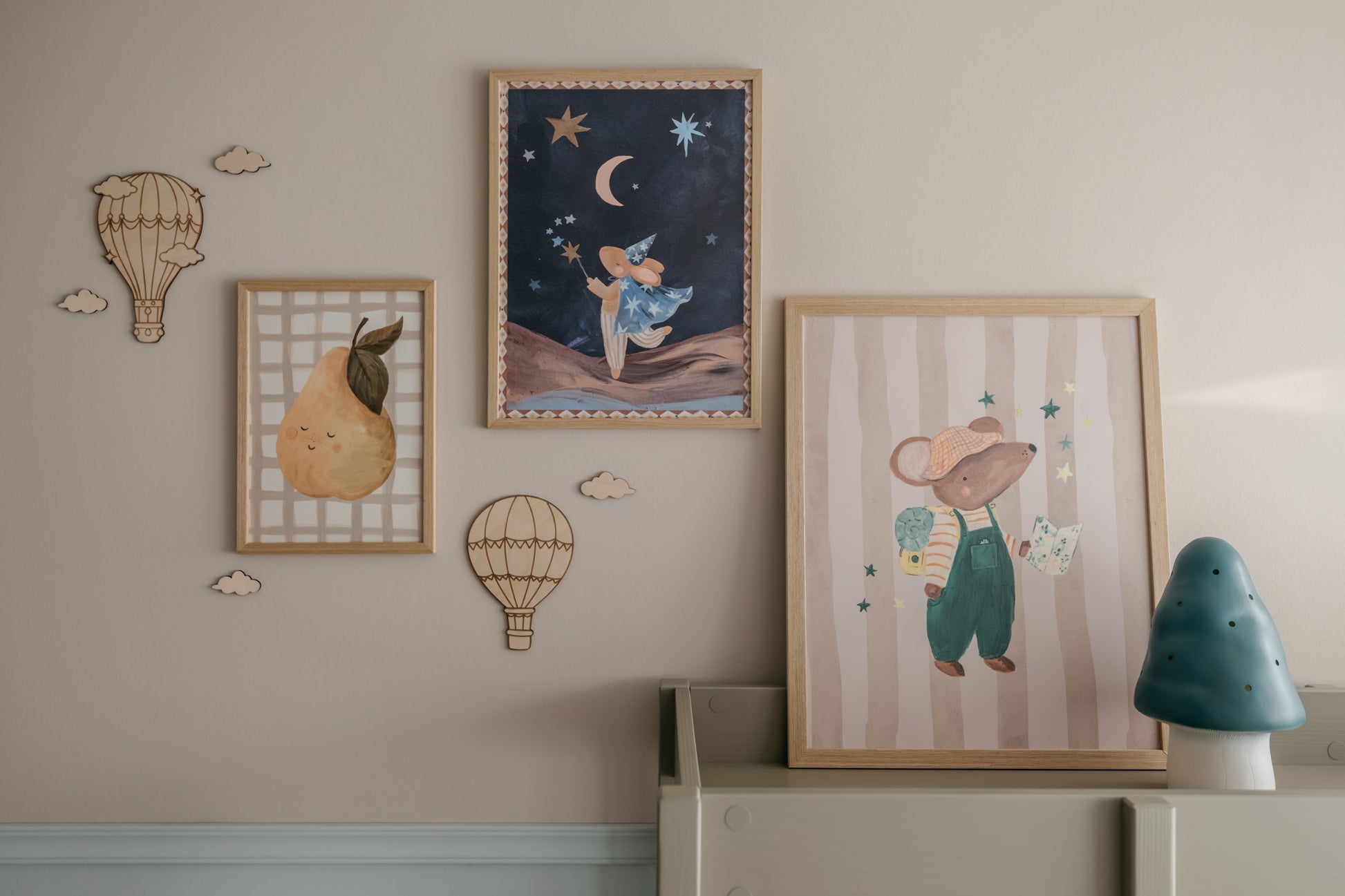 Luchtballonnen van hout als muurdecoratie in de kinderkamer
