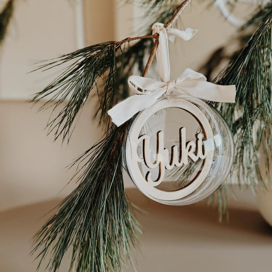 Transparante kerstbal met gepersonaliseerde houten naam