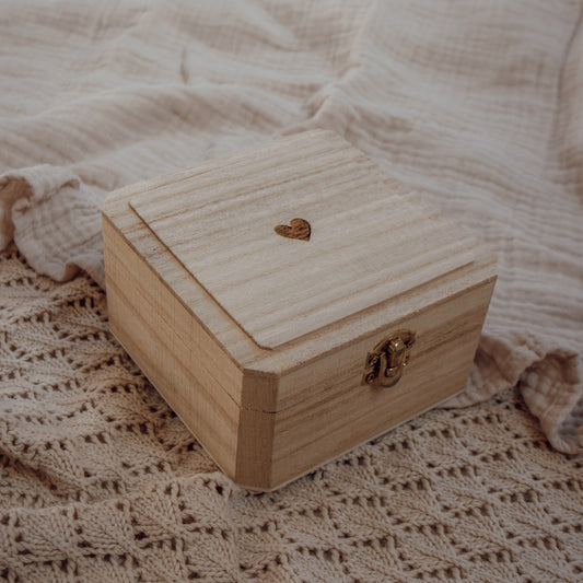 Vierkant houten kistje met hart