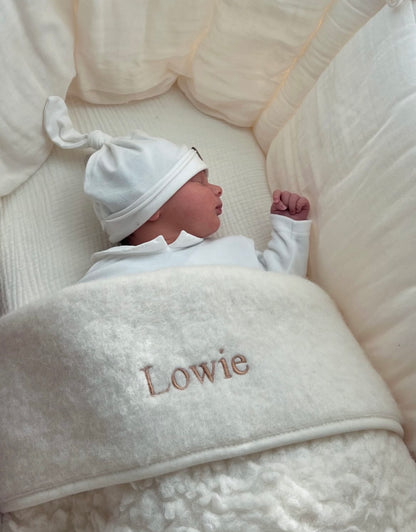 Baby Onder Wollen Dekentje