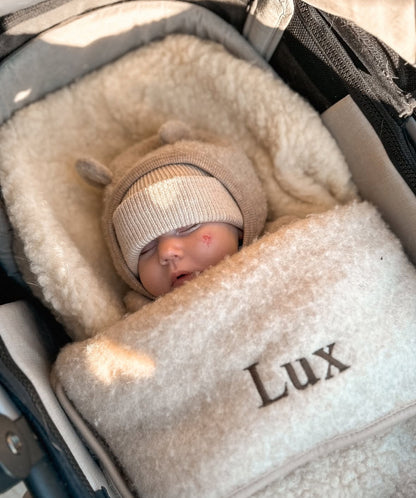 Baby Onder Wollen Dekentje