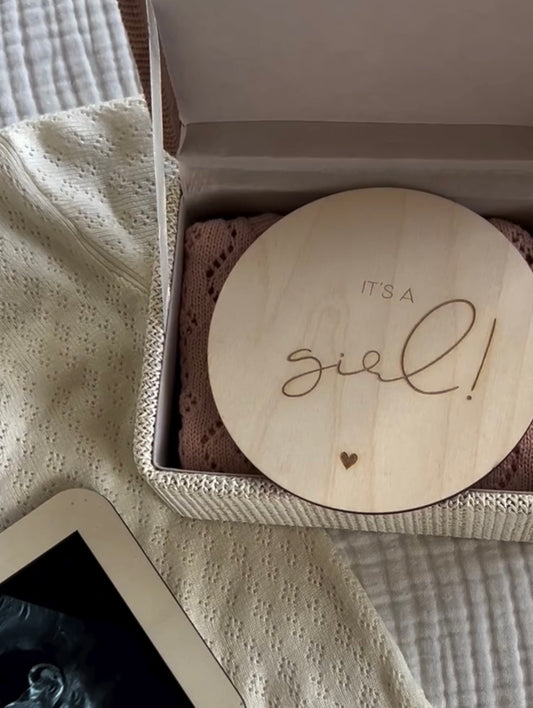 Houten Aankondiging Girl